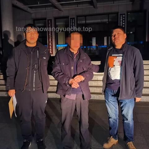 司机遇查酒驾奇葩行为：当场喝下1瓶白酒，后果知多少？